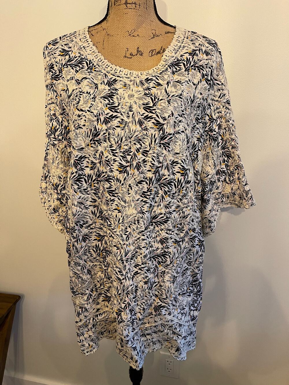 Solitaire Womens Top Size 1X Abstract Floral Embroidered Short Sleeve